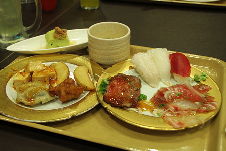 夕食はバイキング形式！