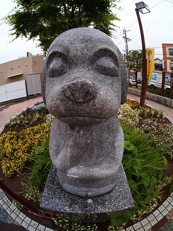 2012年5月5日　清水区　JR草薙駅前　｢考える犬｣