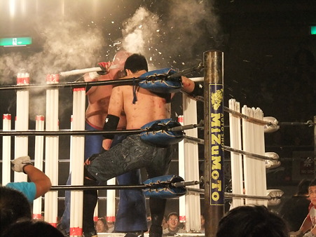 大日本プロレスBJW認定デスマッチヘビー級選手権試合蛍光灯450本デスマッチ30分1本勝負 伊東竜二vsアブドーラ・小林 (22)