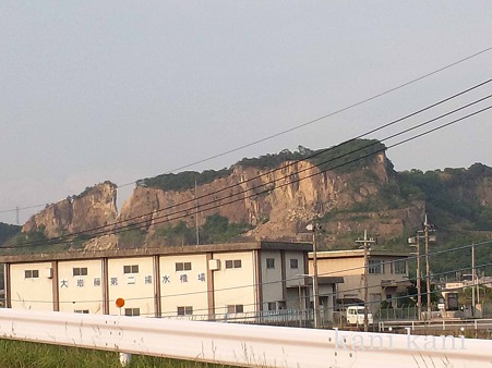 震災で崩壊した山