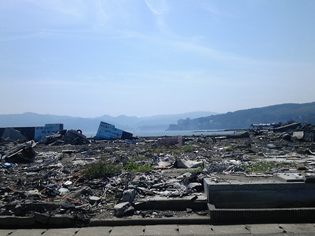 瓦礫と海