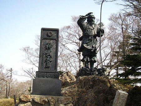 c-110504-085323 神武天皇像
