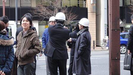 九段　ヘルメット被ってる人も