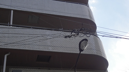 電線がはずれてしまっている。