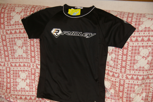 黒のRIDLEYのTシャツ