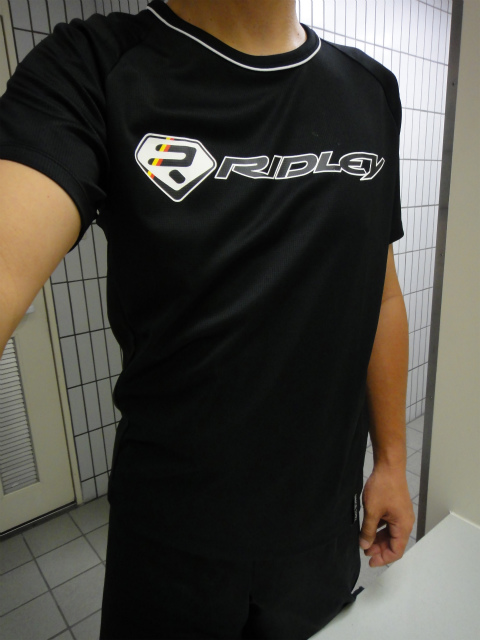 RIDLEYのTシャツを着て自転車通勤